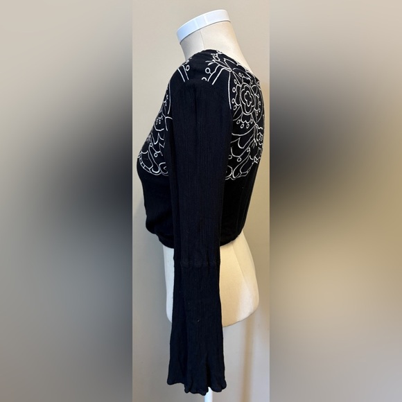 MINKPINK Black White Boho Patterned Long Sleeve Crop top Blouse size Medium - Picture 2 of 7